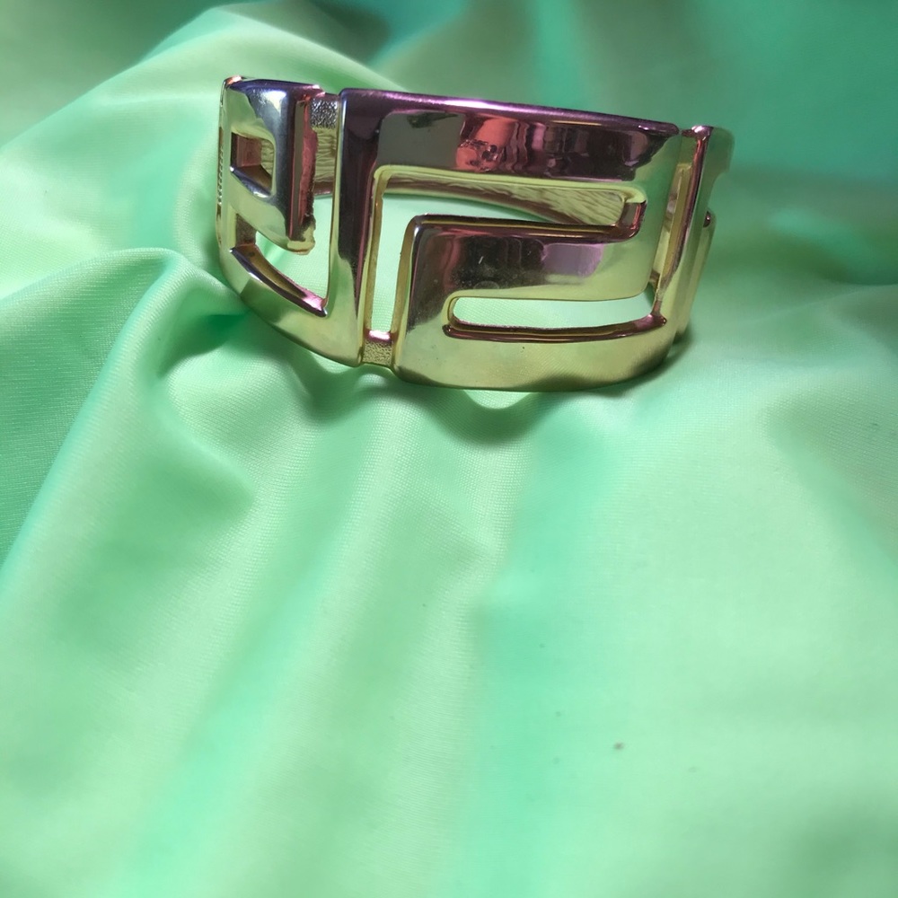Elegant solid made costume jewelry Bracket